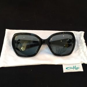 ✨Oakley women’s polarized sunglasses...brand new✨